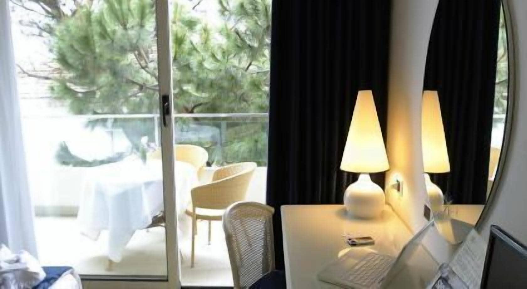 Hotel Luxor Ріміні Екстер'єр фото