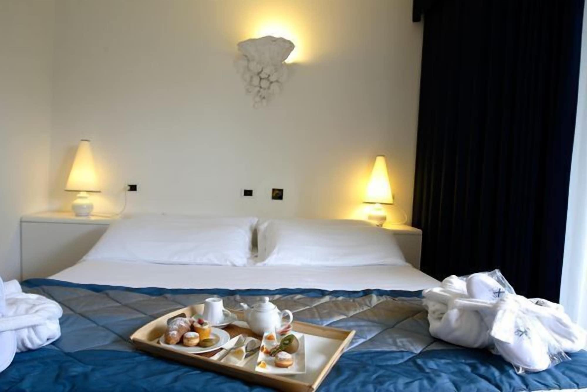 Hotel Luxor Ріміні Екстер'єр фото