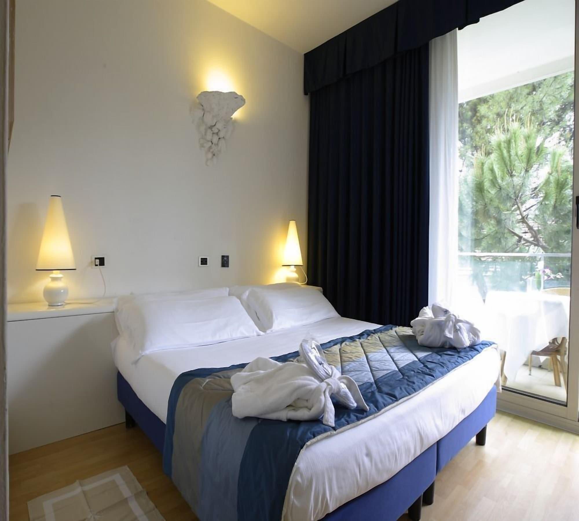 Hotel Luxor Ріміні Екстер'єр фото